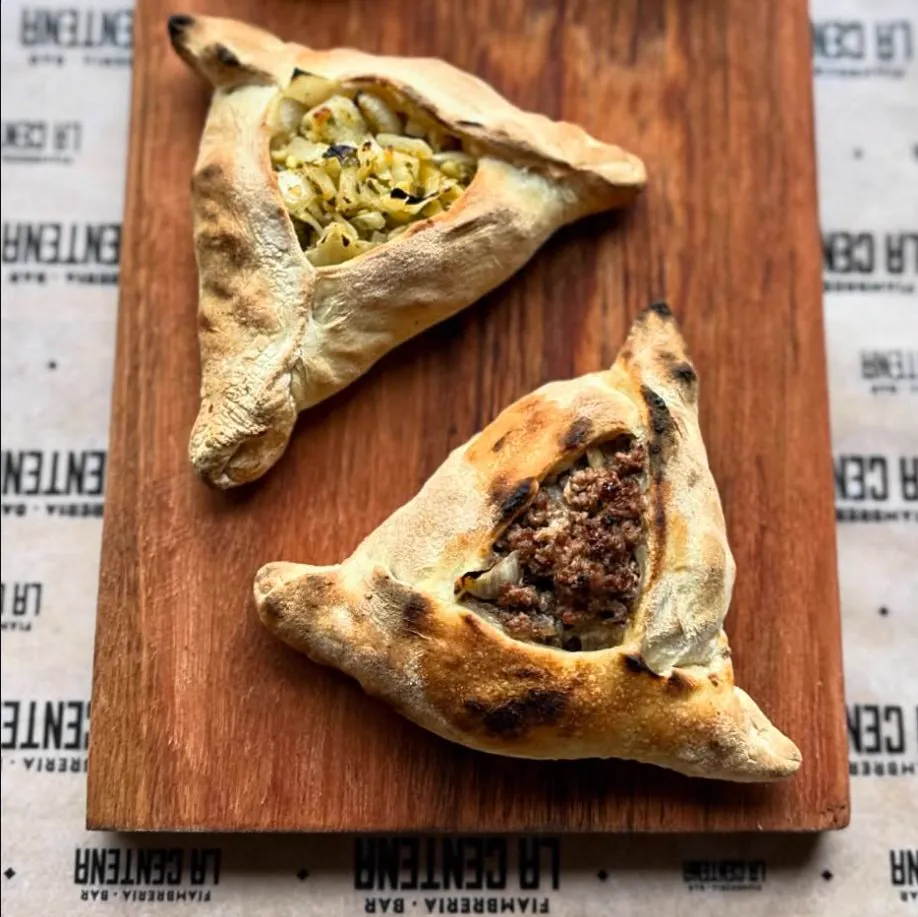 Empanadas árabes de carne y de queso y cebolla