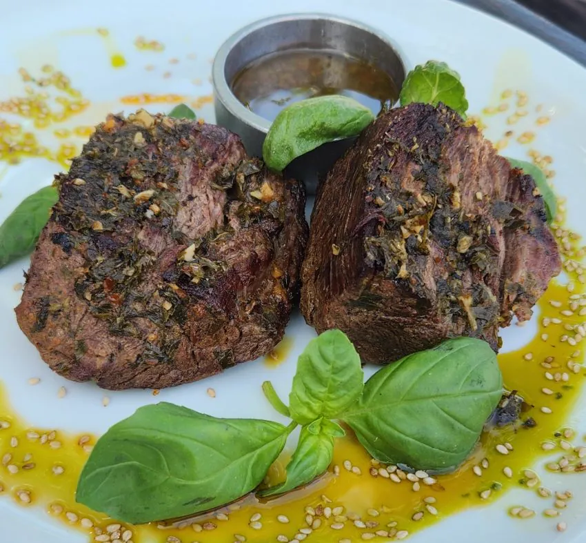 Lomo con chimichurri, albahaca y sésamo