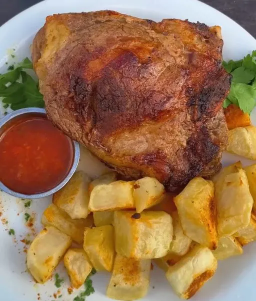 Ojo de bife con papas y salsa