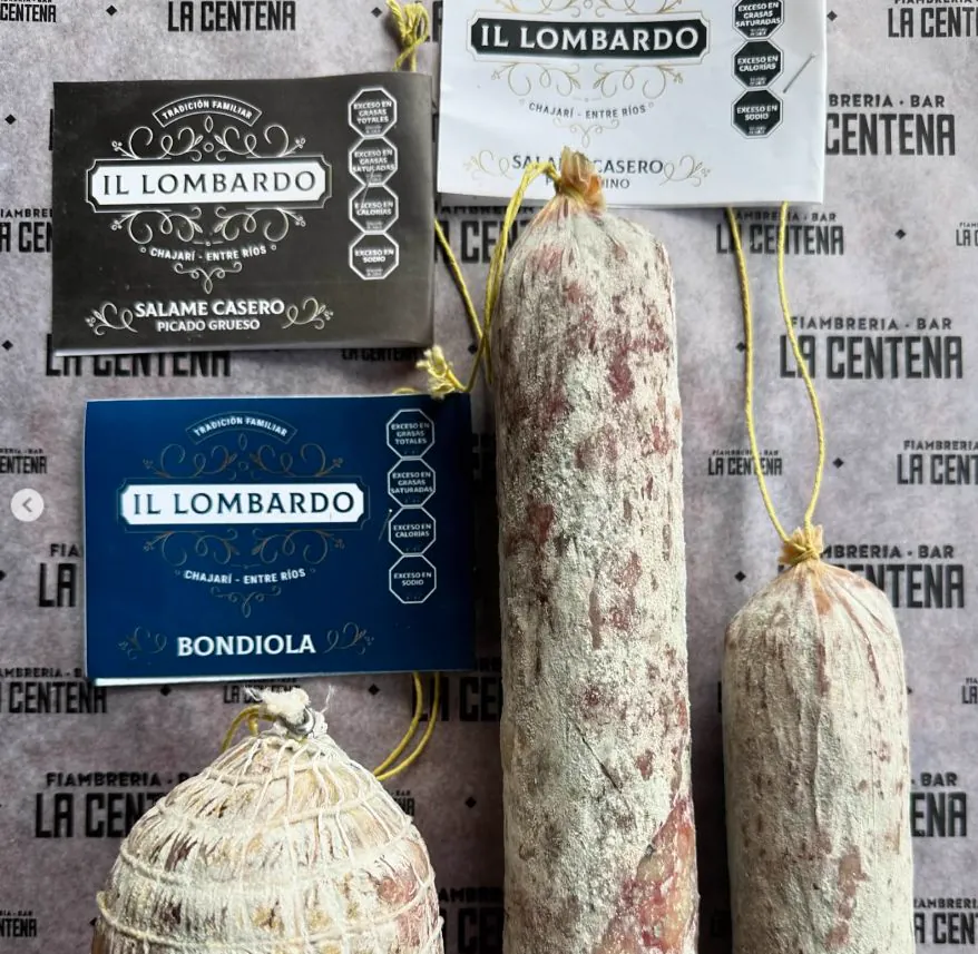 Salames y bondiola de Il Lombardo sobre el papel de La Centena